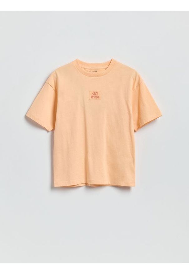 Reserved - Bawełniany t-shirt z naszywką - brzoskwiniowy. Kolor: pomarańczowy. Materiał: bawełna. Wzór: aplikacja