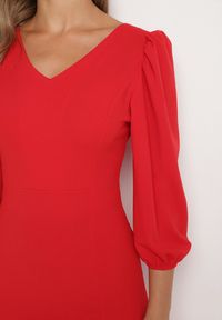 Born2be - Czerwona Dopasowana Sukienka z Dekoltem w Serek Zinnaira. Okazja: na spotkanie biznesowe, do pracy, na co dzień. Typ kołnierza: dekolt w serek. Kolor: czerwony. Materiał: skóra. Typ sukienki: dopasowane. Styl: elegancki, casual, klasyczny, biznesowy #3