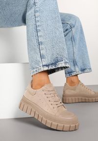 Renee - Ciemnobeżowe Sneakersy Vices na Platformie z Tłoczeniem Ozdobione Perforacją Leaniael. Okazja: na co dzień. Kolor: beżowy. Materiał: jeans. Wzór: aplikacja. Obcas: na platformie #6