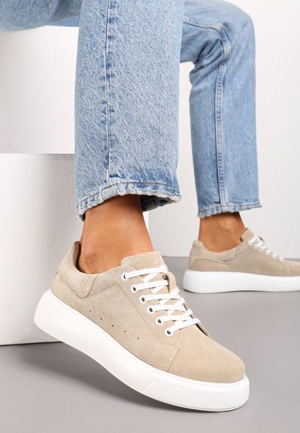 Born2be - Beżow Sneakersy z Ozdobną Wstawką na Zapiętku Klemicca. Okazja: na co dzień, do pracy, na spotkanie biznesowe. Kolor: beżowy. Materiał: jeans, skóra. Wzór: aplikacja. Sezon: wiosna, lato