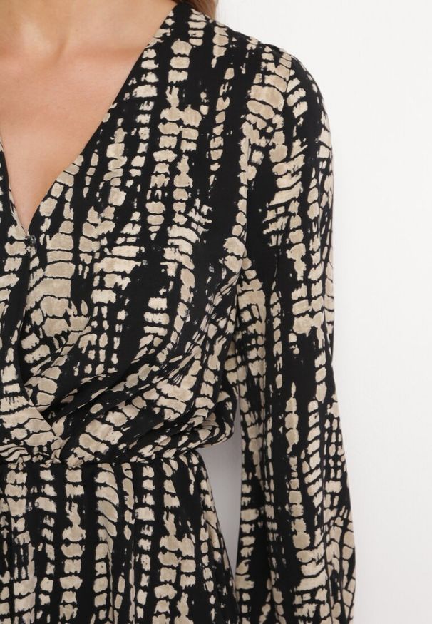 Born2be - Czarna Kopertowa Sukienka Mini Print Imitujący Skórę Węża Sandilla. Typ kołnierza: dekolt kopertowy. Kolor: czarny. Materiał: skóra. Wzór: nadruk. Typ sukienki: kopertowe. Długość: mini