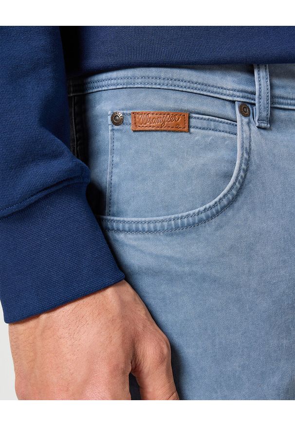 Wrangler - WRANGLER MĘSKIE SPODNIE MATERIAŁOWE TEXAS SLIM GRISAILLE 112356809 W12S017443. Stan: obniżony. Styl: klasyczny