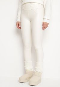 Born2be - Białe Legginsy z Ekoskóry Ocieplane z Efektem Push-Up Labrisa. Okazja: na co dzień. Stan: podwyższony. Kolor: biały. Materiał: materiał. Styl: elegancki, casual
