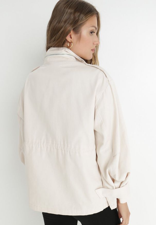 Born2be - Jasnobeżowa Kurtka Parka z Dużymi Kieszeniami Talaha. Okazja: na co dzień. Kolor: beżowy. Materiał: jeans. Długość: krótkie. Wzór: aplikacja. Sezon: wiosna, jesień. Styl: casual