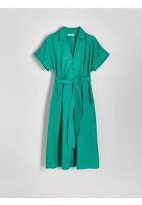 Reserved - Koszulowa sukienka midi - zielony. Kolor: zielony. Materiał: bawełna, tkanina. Typ sukienki: koszulowe. Długość: midi