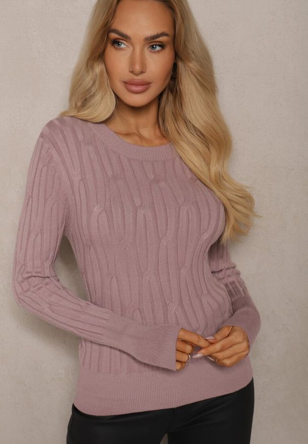 Renee - Jasnofioletowy Sweter z Wiskozą i Ozdobnym Splotem Saviana. Okazja: na co dzień. Kolor: fioletowy. Materiał: wiskoza. Wzór: ze splotem. Styl: casual, elegancki