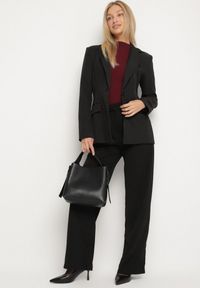 Born2be - Czarna Taliowana Marynarka VICES z Usztywnionymi Ramionami Aravita. Okazja: na co dzień. Kolor: czarny. Styl: klasyczny, casual, elegancki