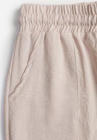 Renee - Jasnobeżowe Szerokie Spodnie z Wiskozą z Gumką w Pasie Lealirre. Okazja: na co dzień. Kolor: beżowy. Materiał: wiskoza. Wzór: gładki. Styl: casual #4