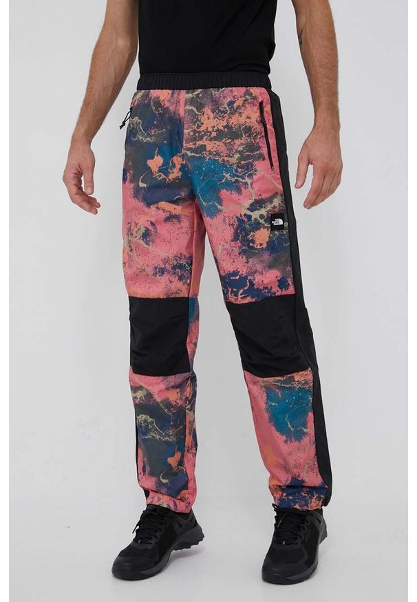 The North Face spodnie dresowe kolor różowy wzorzyste. Kolor: różowy. Materiał: dresówka