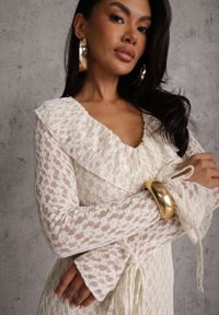 Renee - Beżowa Wieczorowa Sukienka z Koronki Zdobiona Falbanami Lunetra. Typ kołnierza: dekolt w kształcie V. Kolor: beżowy. Materiał: koronka. Wzór: aplikacja, koronka. Styl: wizytowy #8