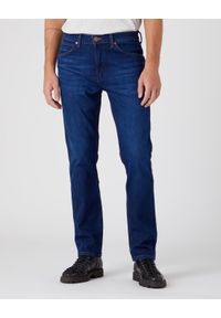 Wrangler - Spodnie jeansowe męskie WRANGLER GREENSBORO THE BULLSEYE. Okazja: do pracy, na spacer, na co dzień. Kolor: niebieski. Materiał: jeans. Styl: casual