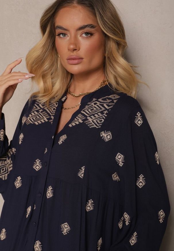 Renee - Niebieska Rozkloszowana Sukienka Ozdobiona Haftem i Wzorem Boho Ronavere. Okazja: na co dzień, na spacer. Typ kołnierza: dekolt w serek. Kolor: niebieski. Długość rękawa: długi rękaw. Wzór: haft, aplikacja. Sezon: lato, wiosna. Typ sukienki: proste. Styl: boho