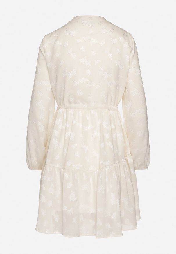 Born2be - Jasnobeżowa Rozkloszowana Sukienka z Tkaniny Plumeti ze Ściągaczem w Talii i Falbanką Ilisia. Kolor: beżowy. Materiał: tkanina. Styl: boho, elegancki