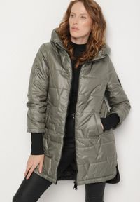 Born2be - Zielona Pikowana Kurtka o Asymetrycznym Kroju z Kapturem Dezilia. Okazja: na co dzień, na spacer. Typ kołnierza: kaptur. Kolor: zielony. Materiał: jeans. Styl: casual