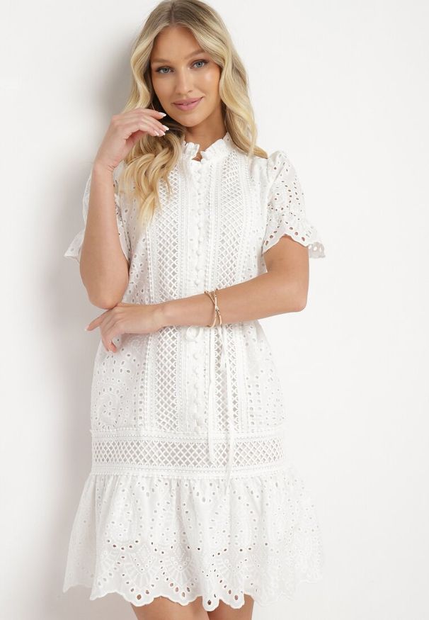 Born2be - Biała Bawełniana Ażurowa Sukienka w Stylu Boho z Falbanką i Paskiem Nelisse. Okazja: na co dzień. Typ kołnierza: kołnierz z falbankami. Kolor: biały. Materiał: bawełna. Wzór: ażurowy. Sezon: lato, wiosna. Styl: boho