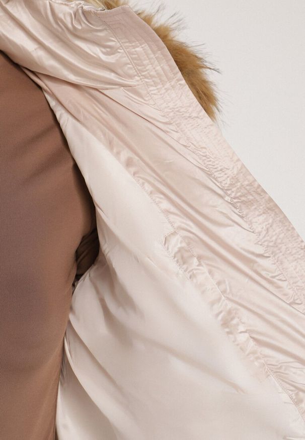 Born2be - Beżowa Kurtka z Pikowanymi Przeszyciami Paskiem i Kapturem z Futrem Lidanessa. Okazja: na co dzień. Kolor: beżowy. Materiał: futro. Styl: casual