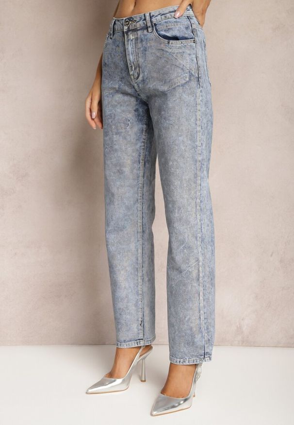 Renee - Niebieskie Jeansy Mom Fit z Błyszczącą Fakturą Vonea. Stan: podwyższony. Kolor: niebieski. Wzór: aplikacja. Styl: retro, klasyczny