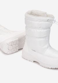 Born2be - Białe Śniegowce Pikowane Lynnhurst. Nosek buta: okrągły. Zapięcie: zamek. Kolor: biały. Materiał: materiał, futro. Sezon: zima. Obcas: na obcasie. Wysokość obcasa: niski #3