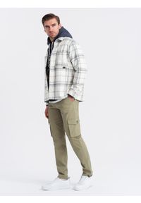 Ombre Clothing - Męskie spodnie cargo STRAIGHT LEG z trójkątnym pinem na kieszeni – oliwkowe V2. Okazja: na co dzień. Kolor: oliwkowy. Materiał: bawełna, elastan, materiał. Wzór: gładki. Styl: casual, elegancki #4
