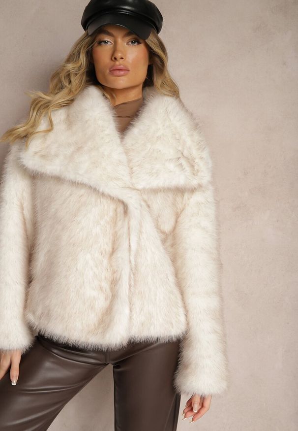 Renee - Jasnobeżowa Elegancka Kurtka Futerko z Kołnierzem Vertirida. Okazja: na co dzień, na spacer. Kolor: beżowy. Materiał: futro. Sezon: zima. Styl: elegancki