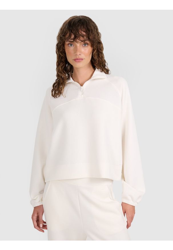4f - 4F Bluza dresowa nierozpinana z modalem damska - biała L. Okazja: na co dzień. Typ kołnierza: kołnierzyk stójkowy, bez kaptura. Kolor: biały. Materiał: dresówka. Długość rękawa: raglanowy rękaw. Wzór: gładki, ze splotem. Styl: casual, sportowy