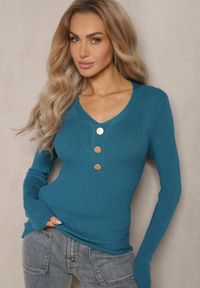 Renee - Niebieski Prążkowany Sweter z Bawełną i Guzikami Mirisia. Okazja: na co dzień, do pracy, na spotkanie biznesowe. Typ kołnierza: dekolt w kształcie V. Kolor: niebieski. Materiał: prążkowany, bawełna. Styl: biznesowy, casual, elegancki #1