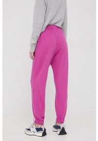 GAP spodnie dresowe damskie kolor różowy z nadrukiem. Stan: podwyższony. Kolor: różowy. Materiał: dresówka. Wzór: nadruk
