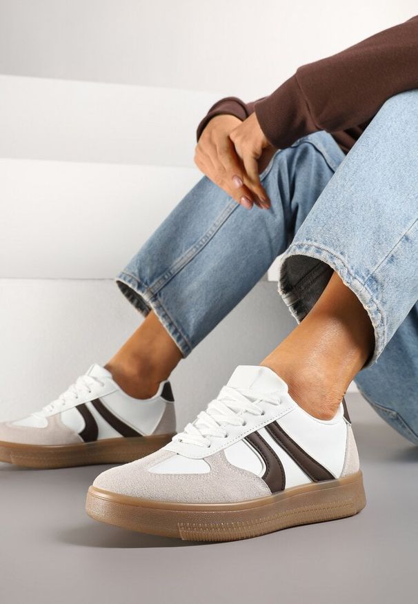 Born2be - Biało-Brązowe Sneakersy w Stylu Kultowych Tenisówek Setionis. Okazja: na co dzień. Nosek buta: okrągły. Kolor: biały. Materiał: jeans. Wzór: gładki. Obcas: na płaskiej podeszwie