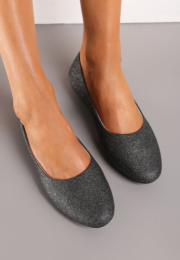 Born2be - Czarne Płaskie Balerinki Pokryte Brokatowym Zdobieniem Qarneli. Okazja: na co dzień. Kolor: czarny. Materiał: jeans. Wzór: aplikacja. Styl: elegancki, casual