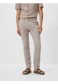 Reserved - Bawełniane spodnie chino slim - brązowy. Kolor: brązowy. Materiał: bawełna #1