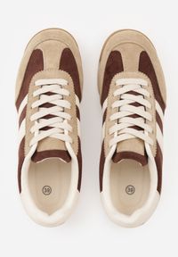 Born2be - Brązowe Sneakersy z Dwoma Paskami Evilirea. Okazja: na co dzień. Zapięcie: pasek. Kolor: brązowy. Materiał: dresówka #7