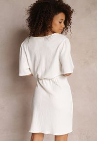 Renee - Biała Sukienka Kopertowa z Wiązaniem Fadumo. Kolor: biały. Typ sukienki: kopertowe #4