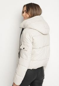Born2be - Biała Pikowana Kurtka Puffer z Kapturem i Ozdobnymi Taśmami Relania. Okazja: na spacer, na co dzień. Typ kołnierza: kaptur. Kolor: biały. Materiał: dzianina, skóra, poliester. Styl: casual #5