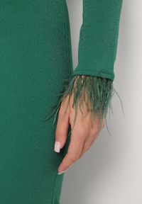 Born2be - Ciemnozielona Taliowana Sukienka z Długim Rękawem z Piórami i Odkrytymi Plecami Emelira. Kolor: zielony. Materiał: skóra. Długość rękawa: długi rękaw. Wzór: aplikacja. Styl: elegancki #7