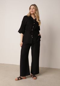 Born2be - Czarna Koszula z Bawełną i Lnem Ozdobiona Wycięciami i Ściągana w Pasie Harwinds. Okazja: do pracy, na co dzień. Kolor: czarny. Materiał: bawełna, len. Wzór: aplikacja. Styl: klasyczny, casual #3