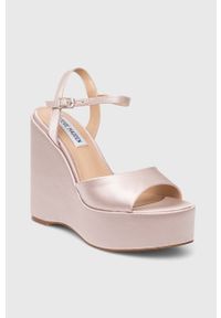 Steve Madden sandały Compact kolor beżowy SM11002429. Zapięcie: klamry. Kolor: beżowy. Materiał: materiał, guma. Wzór: gładki. Obcas: na koturnie #5