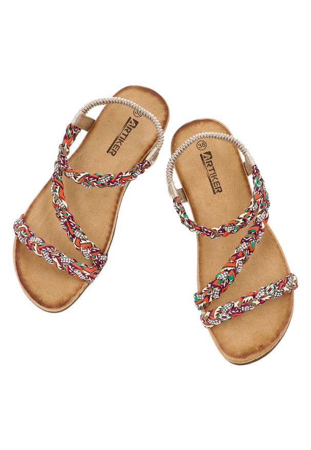 Złote Sandały Artiker Stylowe Obuwie Damskie Na Płaskiej Podeszwie. Okazja: na spacer, na co dzień. Zapięcie: pasek. Kolor: złoty. Materiał: tkanina. Wzór: aplikacja, paski. Sezon: lato. Obcas: na płaskiej podeszwie. Styl: elegancki