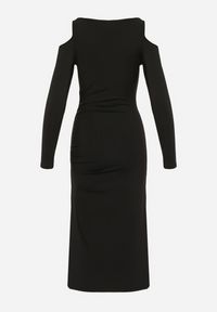 Born2be - Czarna Koktajlowa Sukienka z Wyciętym Ramionami z Klamerką i Marszczeniem Glimie. Kolor: czarny. Styl: wizytowy #4