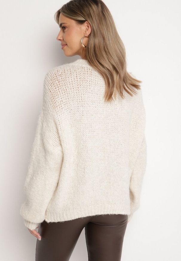Born2be - Jasnobeżowy Sweter o Klasycznym Prostym Kroju z Domieszką Wełny i Wiskozy Sezisya. Okazja: na co dzień. Kolor: beżowy. Materiał: wełna, wiskoza. Długość rękawa: długi rękaw. Długość: długie. Wzór: aplikacja. Sezon: jesień, zima. Styl: klasyczny