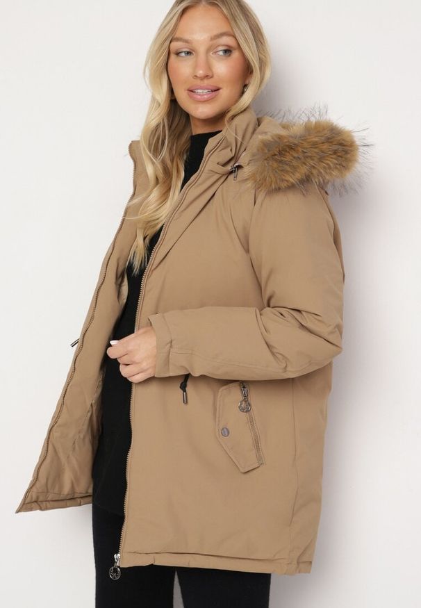 Born2be - Ciemnobeżowa Kurtka Parka z Odpinanym Kapturem i Futerkiem Ściągana w Pasie Fezilena. Okazja: na imprezę. Kolor: beżowy. Materiał: futro. Długość: długie. Styl: elegancki