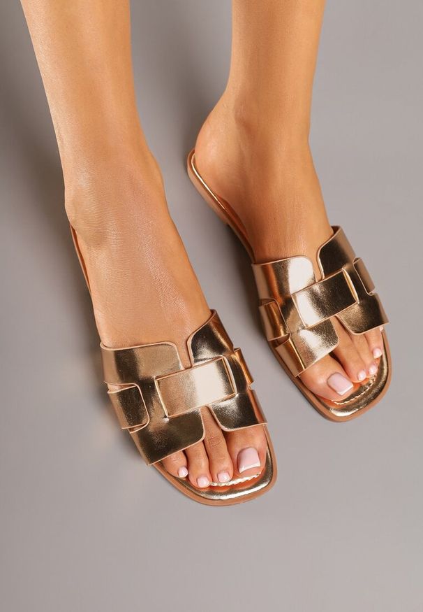 Born2be - Szampańskie Klapki z Ozdobnymi Paskami Pollaloria. Okazja: na co dzień. Kolor: złoty. Wzór: paski. Sezon: wiosna, lato. Styl: casual