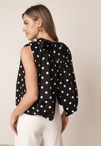 Born2be - Czarna Bluzka z Bawełny w Kropki Wiązana przy Karku z Rozcięciem na Plecach Semyle. Okazja: na co dzień, do pracy. Kolor: czarny. Materiał: bawełna. Długość: długie. Wzór: kropki. Styl: klasyczny, elegancki, casual, retro #5