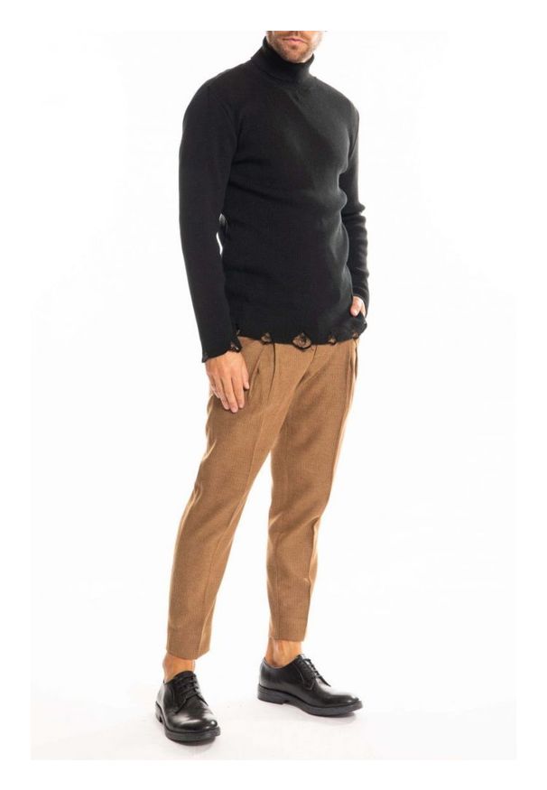 Takeshy Kurosawa Sweter "Breaks" | 83450 | Dolcevita Breaks | Mężczyzna | Czarny. Okazja: na co dzień. Typ kołnierza: golf. Kolor: czarny. Materiał: akryl. Wzór: aplikacja. Styl: casual