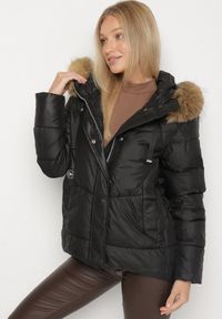 Born2be - Czarna Pikowana Kurtka o Trapezowym Kroju z Kapturem z Futrem Lanarela. Okazja: na co dzień. Typ kołnierza: kaptur. Kolor: czarny. Materiał: futro. Styl: casual, elegancki #3