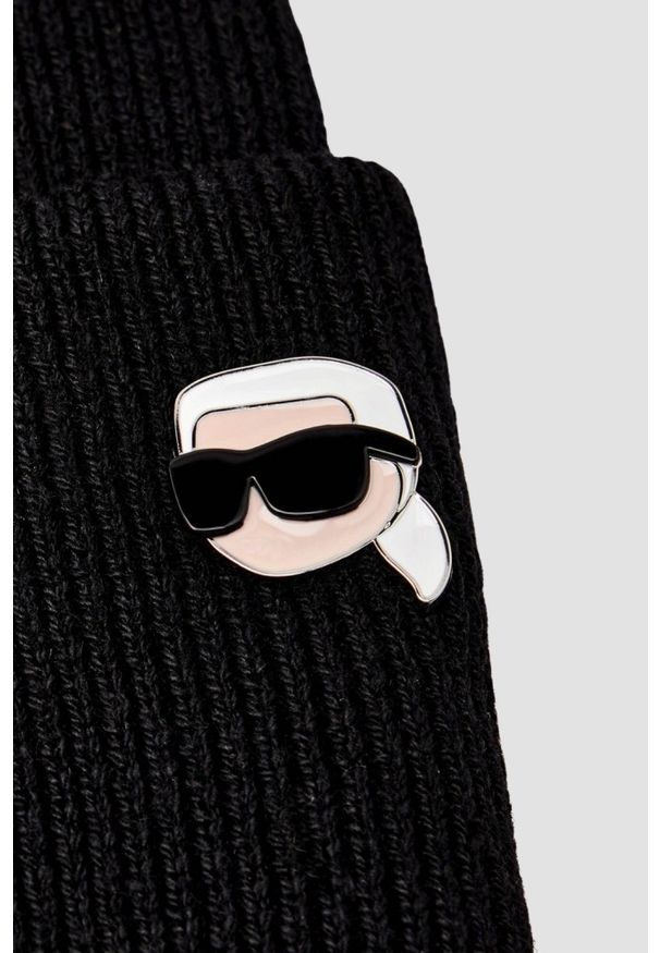 Karl Lagerfeld - KARL LAGERFELD Czapka zimowa z przypinką Ikon. Kolor: czarny. Materiał: dzianina, wełna. Wzór: aplikacja. Sezon: zima. Styl: klasyczny