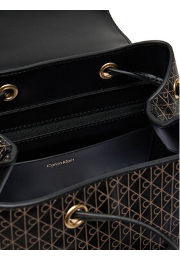 Calvin Klein Plecak Emblem Aop Flap Backpack LV04F3271G Czarny. Kolor: czarny. Materiał: skóra
