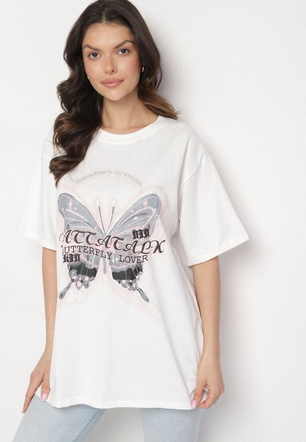 Born2be - Biały T-shirt Oversize z Bawełny z Nadrukiem z Motylem Nonatira. Okazja: na spacer. Kolor: biały. Materiał: bawełna. Wzór: nadruk. Styl: klasyczny, elegancki