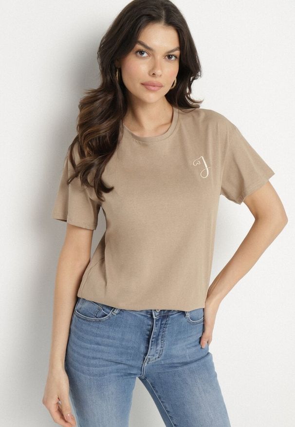 Born2be - Beżowy T-shirt z Asymetrycznym Tyłem i Ozdobnym Haftem Ninissara. Okazja: na spacer. Kolor: beżowy. Materiał: jeans. Wzór: haft. Styl: elegancki, klasyczny