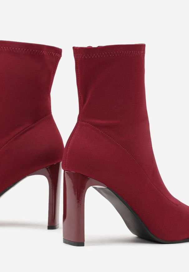 Renee - Bordowo-Czerwone Elastyczne Botki na Słupkowym Obcasie ze Szpiczastym Noskiem Atise. Nosek buta: szpiczasty. Kolor: czerwony. Materiał: jeans. Obcas: na obcasie. Styl: klasyczny. Wysokość obcasa: średni