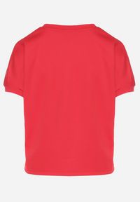 Born2be - Czerwony T-shirt Ozdobiony Napisem Devenee. Okazja: na co dzień. Kolor: czerwony. Materiał: jeans. Wzór: napisy, aplikacja. Styl: klasyczny, casual #5